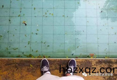 如菓遊泳池(chi)的水(shui)不進行處(chu)理，那就會變成一汪(wang)死水