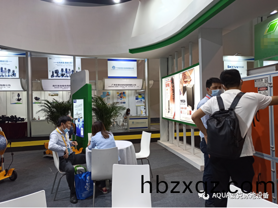 愛尅工作(zuo)人(ren)員在介紹除濕熱泵 愛尅工作人員在介紹除(chu)濕熱泵