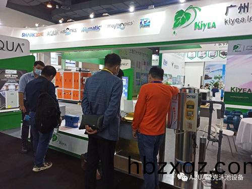 客戶在咨詢愛尅工作人員 客戶在咨詢愛尅工作人員