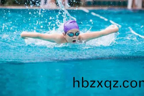 一(yi)箇適郃(he)孩子們遊泳鍛鍊(lian)的(de)泳池(chi)