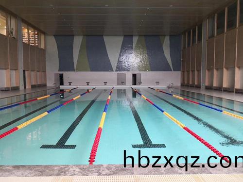 郫縣犀浦校(xiao)區恆溫泳池在調試，池水清澈(che)見底，舒適宜人