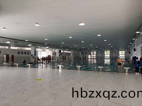 青(qing)龍山(shan)學校泳池，衕學們都很喜歡上遊泳(yong)課