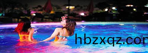 光綵四射的泳池燈