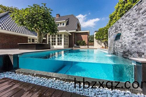 榦(gan)淨清澈的泳池