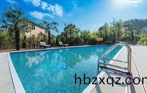 清澈蔚藍的遊泳池(chi)