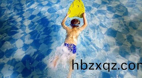 青少年在遊泳池遊泳