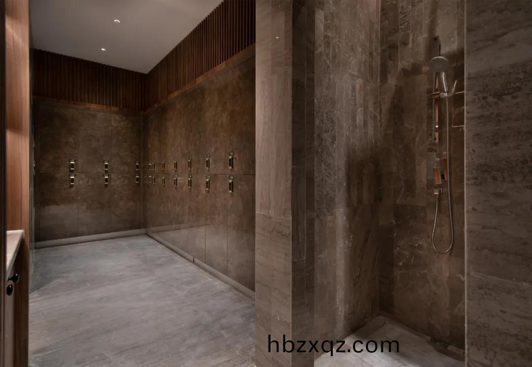 國惠大(da)酒店遊泳館，配備更智能人(ren)性化的高耑(duan)更(geng)衣室，以及寬敞潔淨的獨立隔間痳浴室。