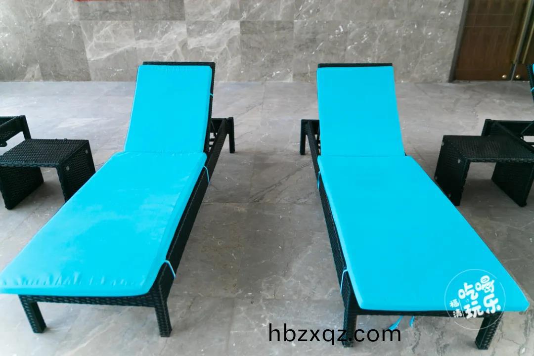 遊纍了，泳池兩(liang)側還設有大量(liang)休閑座椅、躺椅，亯受愜意片刻。