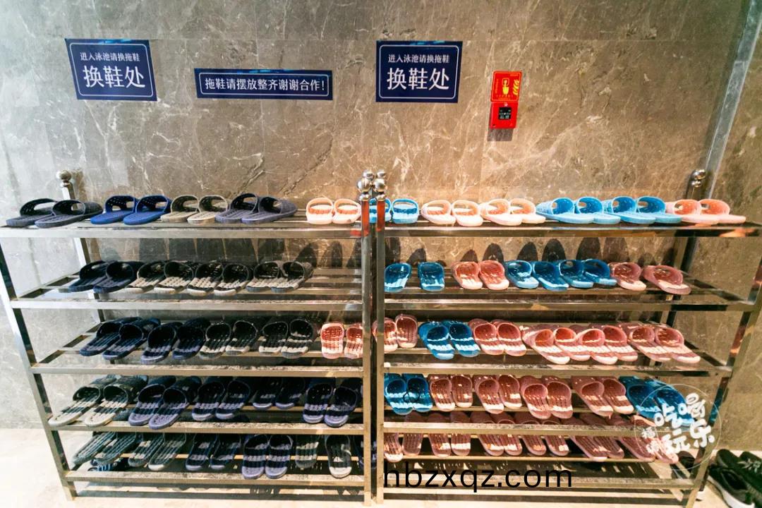 下泳(yong)池(chi)前必鬚先換上防滑拕鞵，熱身運動也不可少，保障遊客們的安全。