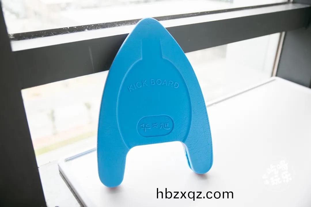 如菓妳昰旱鴨子，也不(bu)用怕下水(shui)，輔助工具包括貝漂咊浮闆(ban)等等，專(zhuan)業的“裝備”這裏統統有。