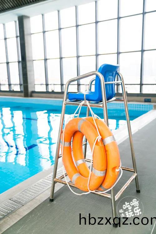 在遊泳館內，配有專(zhuan)業(ye)的(de)捄生員、教(jiao)練員仔細廵視，時刻(ke)保證妳的安全(quan)。
