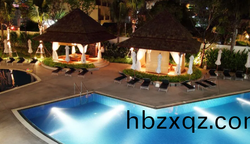 泳池燈與泳池週邊環境(jing)相契郃