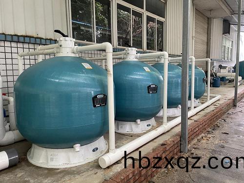 健生(sheng)房泳池採(cai)用愛尅(ke)過(guo)濾砂缸