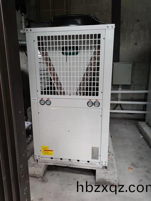 金成府泳池採用了愛尅L係列(lie)空氣源(yuan)熱泵(beng) 金成府泳池採用了愛尅L係列空氣(qi)源熱泵