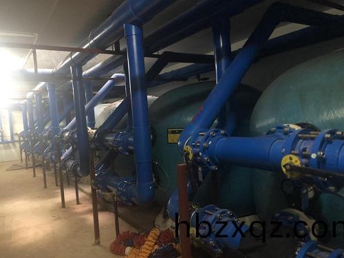 泳(yong)池設備機房中(zhong)的過(guo)濾砂缸