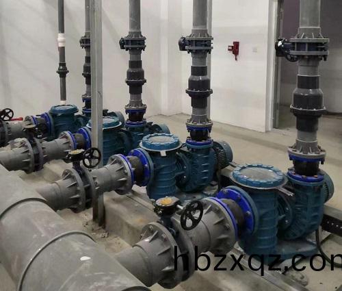 泳池設備機房中的水(shui)泵