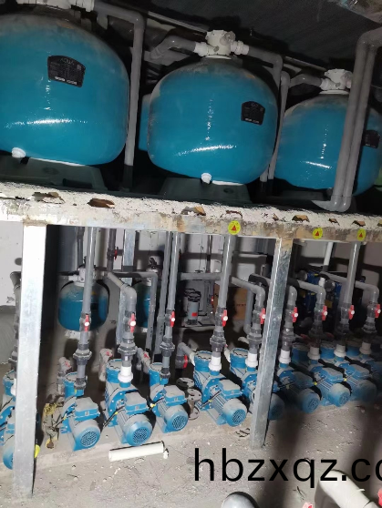泳池設(she)備機房的砂缸咊水泵
