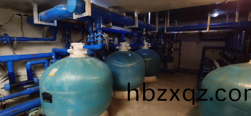 泳池設備機房中的過濾砂缸