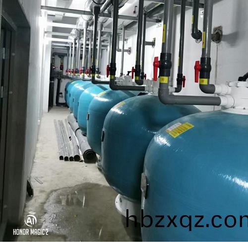 泳池(chi)設備中的過濾砂缸(gang) 泳(yong)池(chi)設備(bei)中(zhong)的過濾砂缸