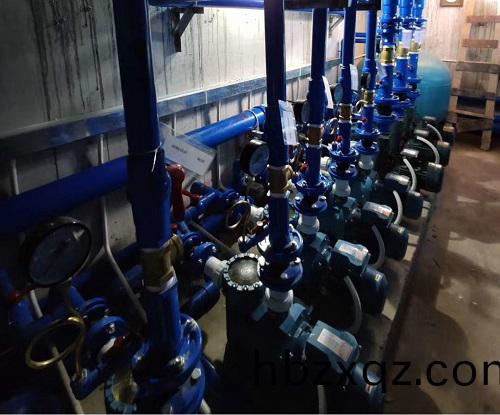 泳池設備機房中的循(xun)環水(shui)泵